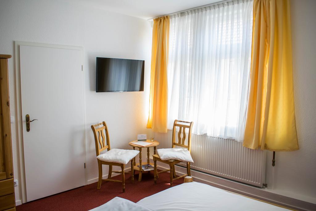 Hotel Deutsches Haus นอร์ทไฮม์ ภายนอก รูปภาพ
