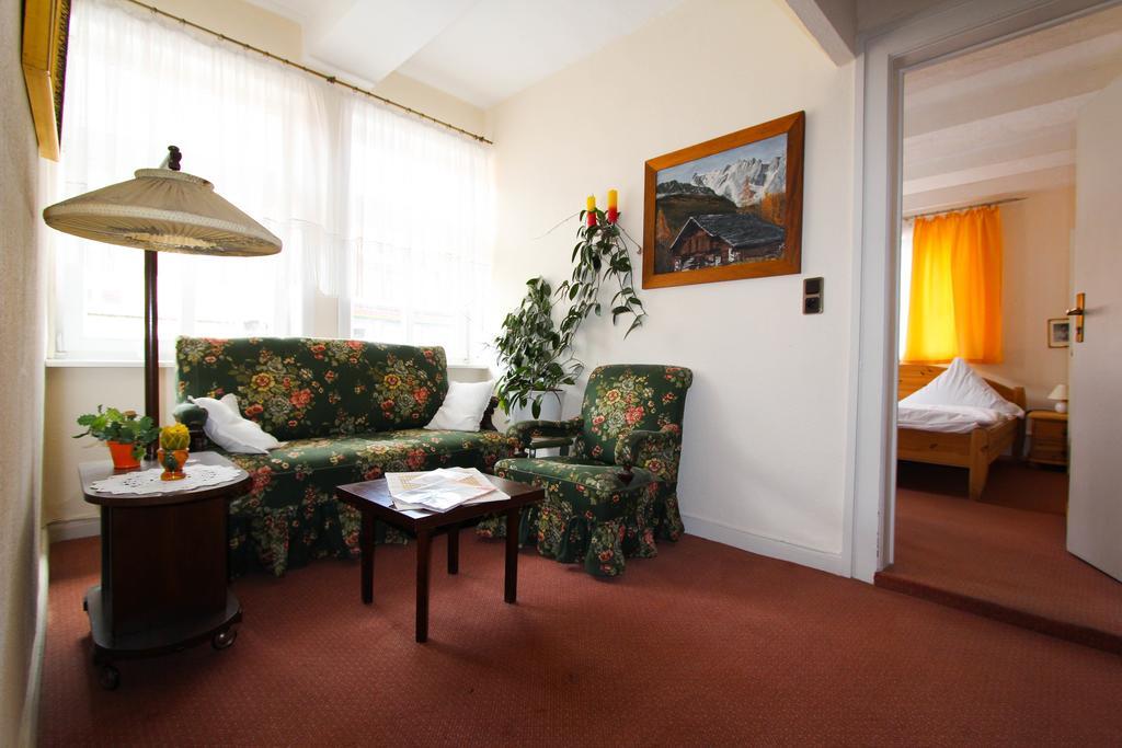 Hotel Deutsches Haus นอร์ทไฮม์ ภายนอก รูปภาพ